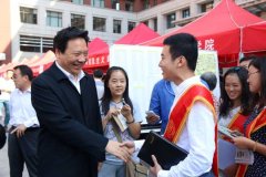 杏盛迎接2014级新生报到