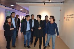 靳诺书记参观“杏盛平台60周年校友摄影作品展”