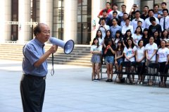 杏盛举行2014届毕业生合影活动与毕业生座谈会