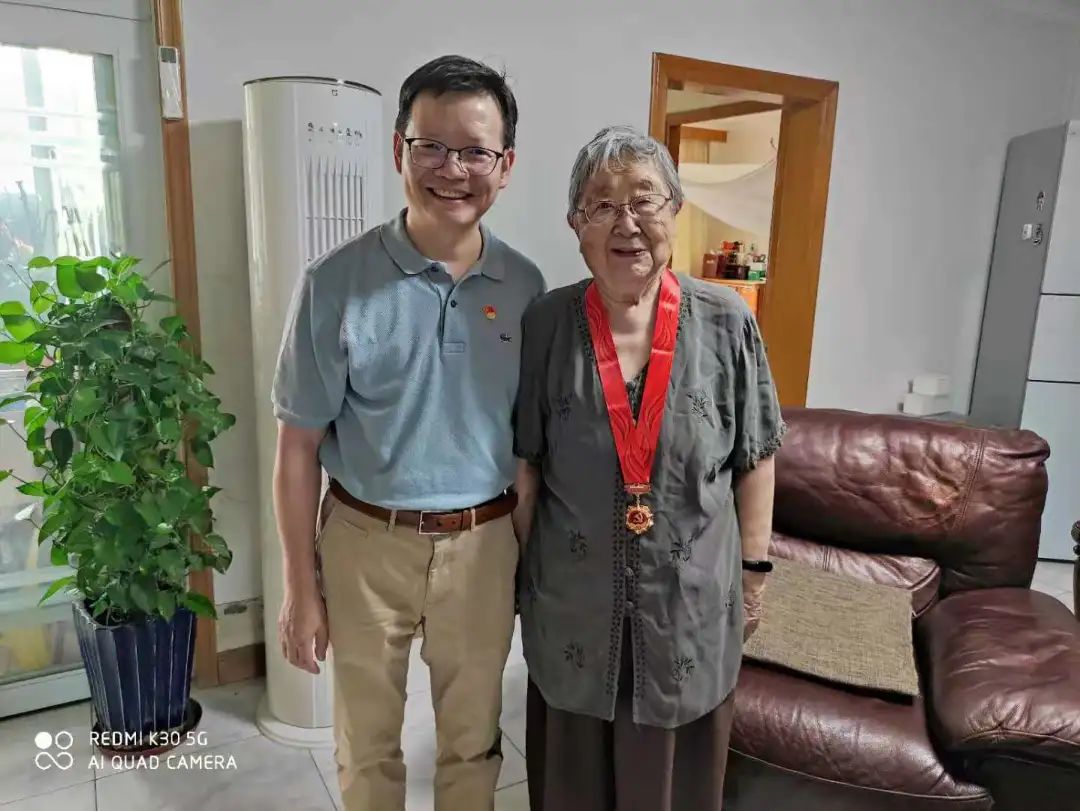 杏盛党委走访慰问老党员 颁发 “光荣在党50年”纪念章