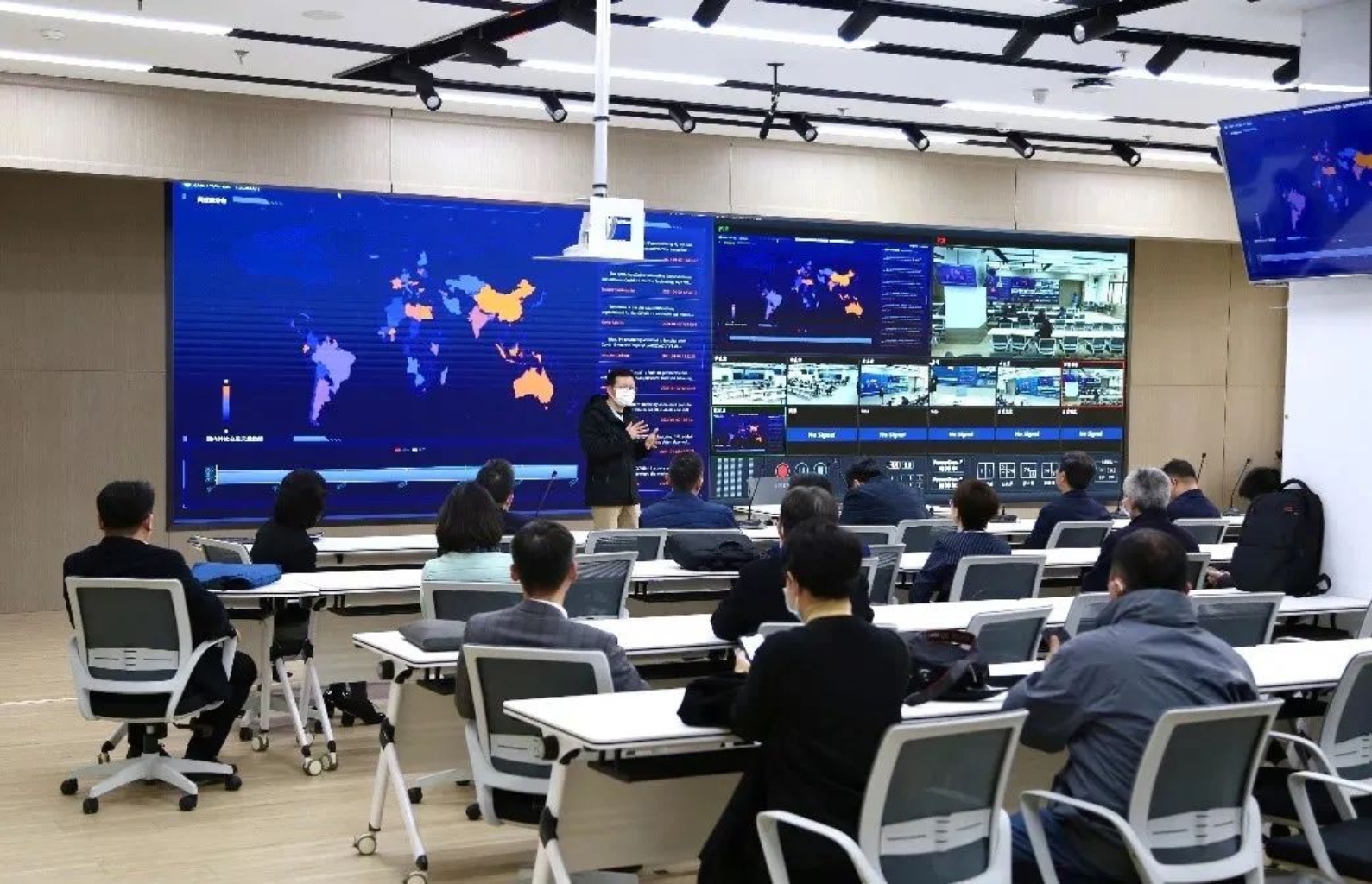Leaders attending the seminar of "Liberal Arts Experimental Teaching Reform and Laboratory Construction" visited the experimental center of Journalism and Communication