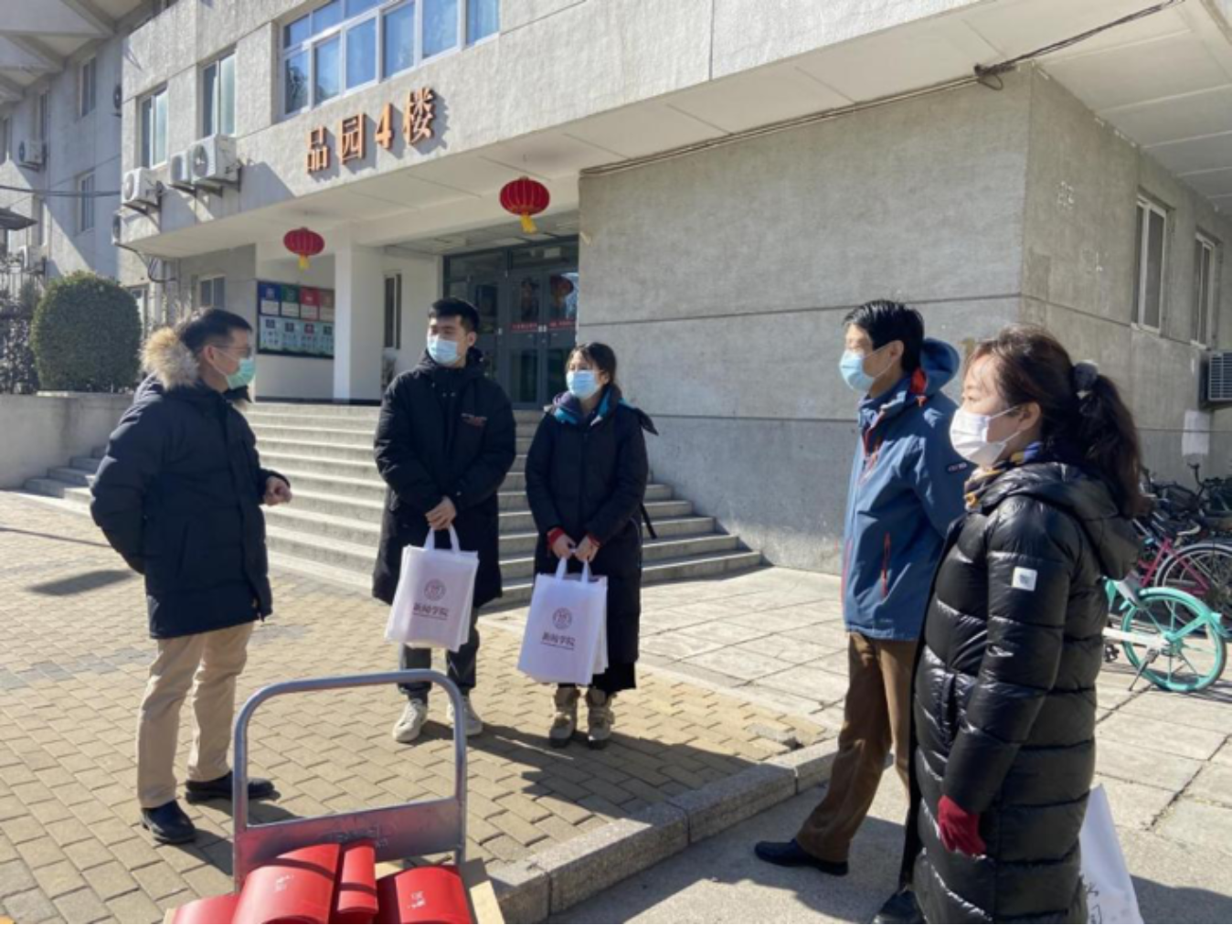 Leaders of SJC visit the students who choose to stay at school during winter vacation
