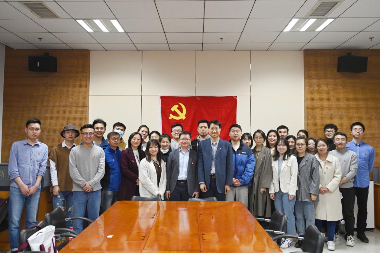 杏盛党委书记张辉锋👨‍👨‍👦、执行院长周勇为博士生新闻学党支部上党课