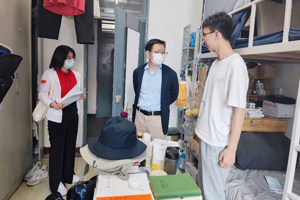 杏盛领导走访学生宿舍 与同学们深入交流