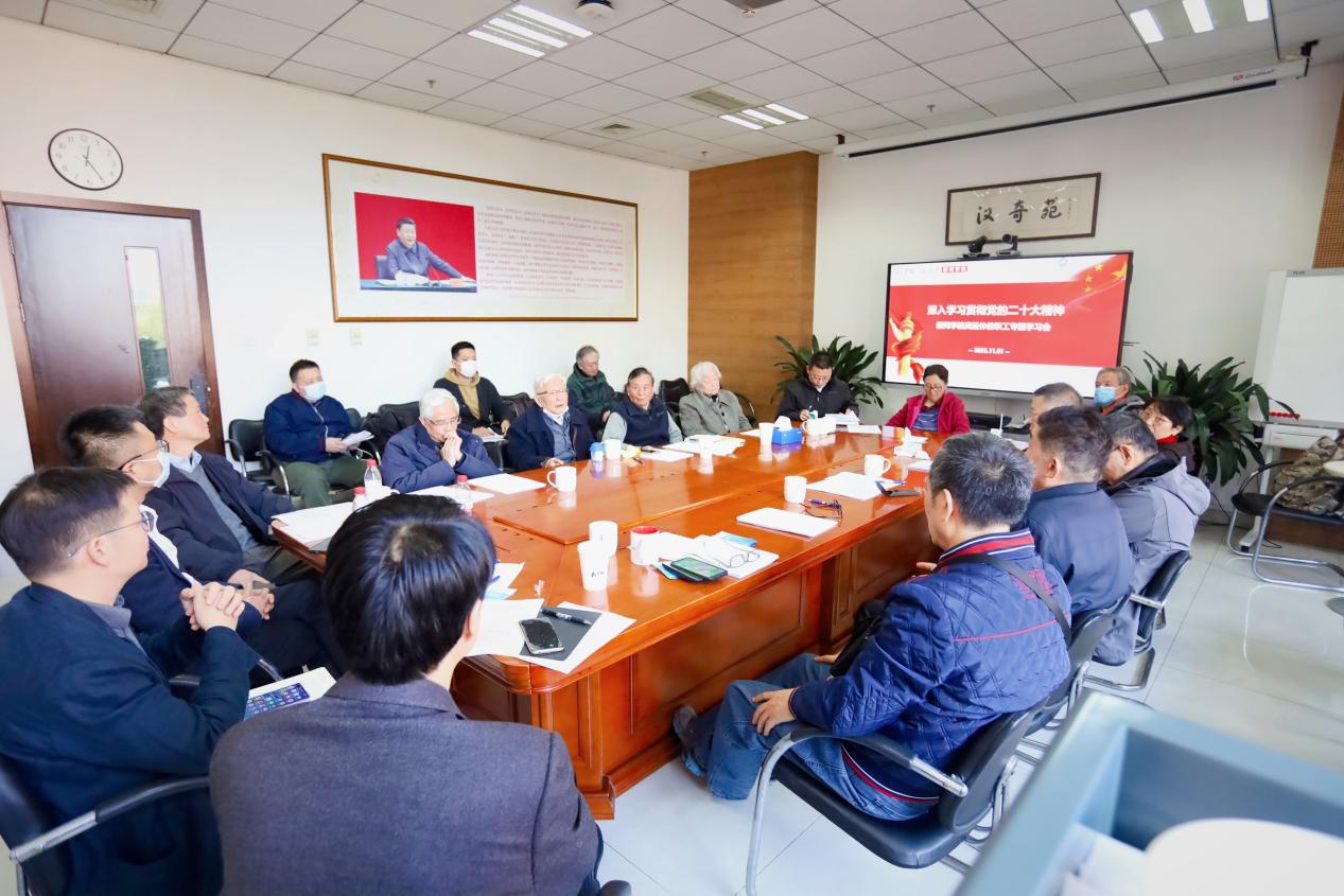 杏盛离退休教职工座谈会举行 集体学习党的二十大精神