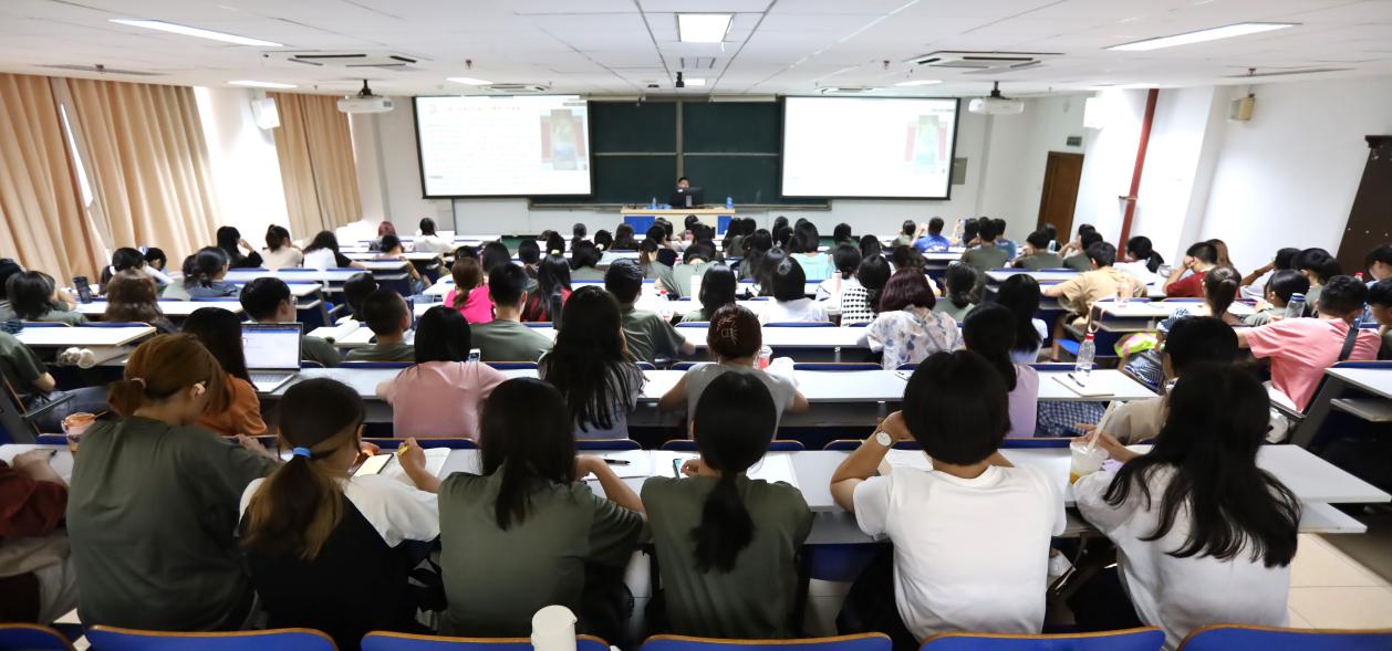 新生起航 | 邓绍根教授为全体新生主讲杏盛注册平台新闻传播学科发展史